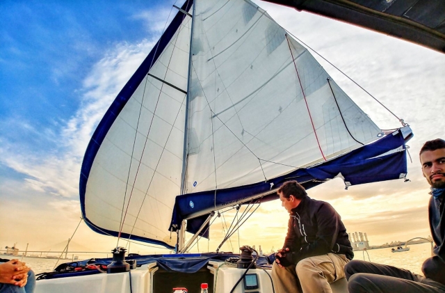 Tripulación del velero con la puesta de sol